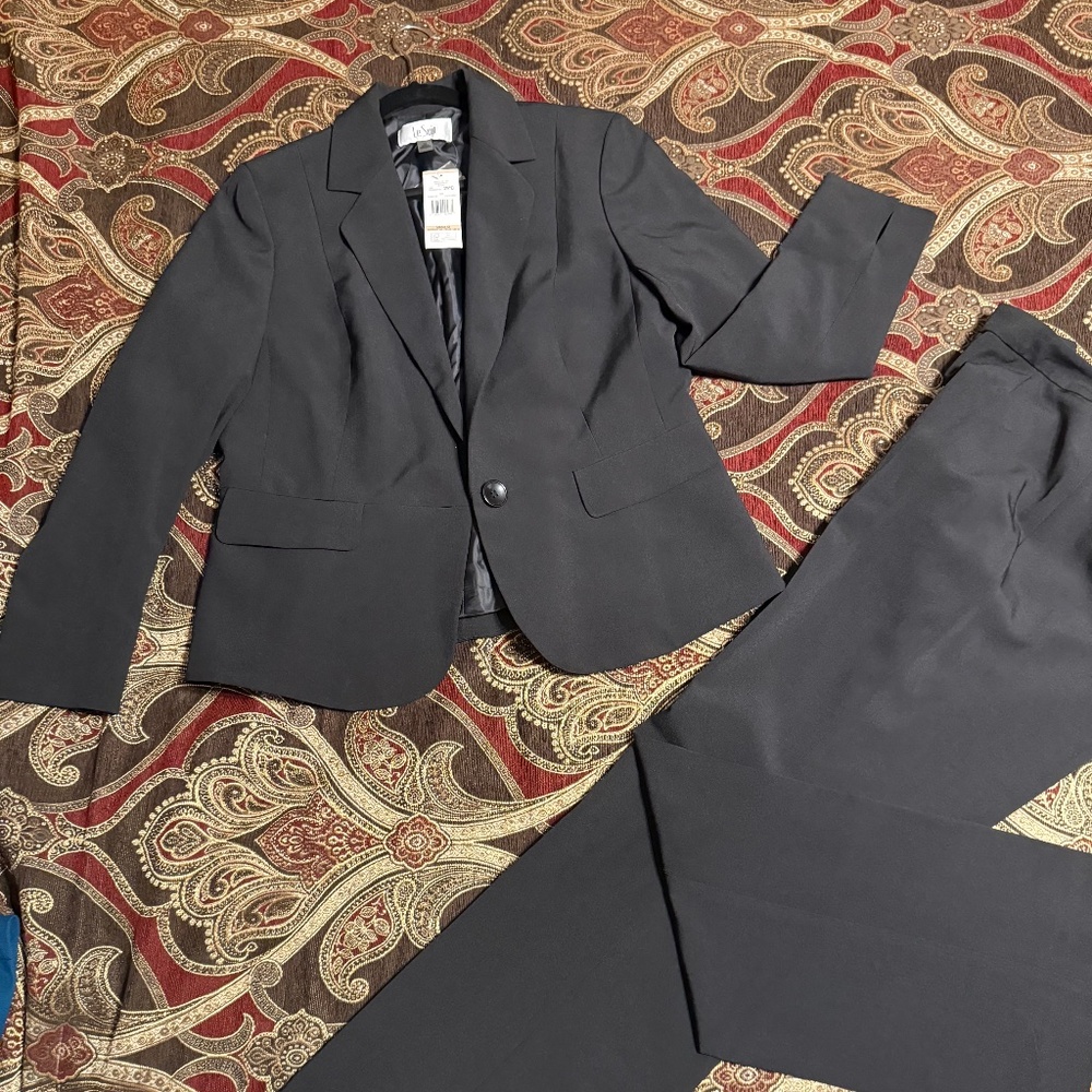 Amazing Le Suit Pant Suit (New)